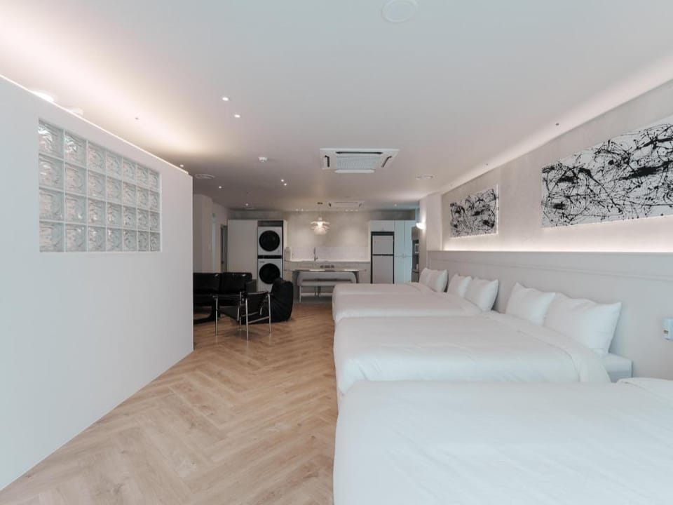 Ravenna. 1min Olive young, 5mins Myeongdong, SUITE Hotel in Seoul