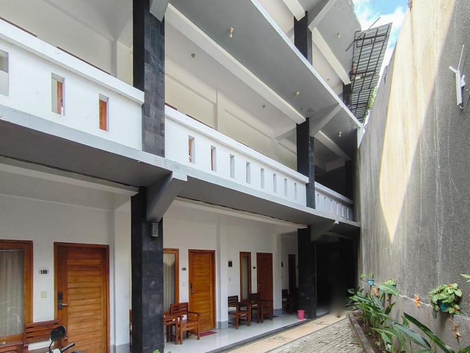 BC Inn near Senggigi Harbour RedPartner Hotel in Batu Layar