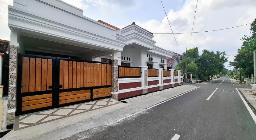 Surya Living RedPartner near Suncity Mall Madiun Hotel in East Java