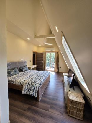 SKY BLOOM DLF 2BHK LUXURY VILLA CHATTARPUR Villa in New Delhi