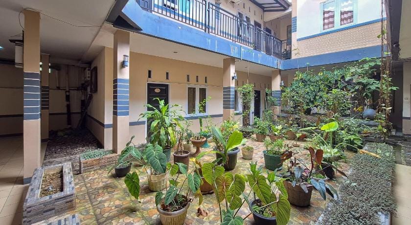 Naratas Hotel Cisarua Puncak Mitra RedDoorz Hotel in Cisarua