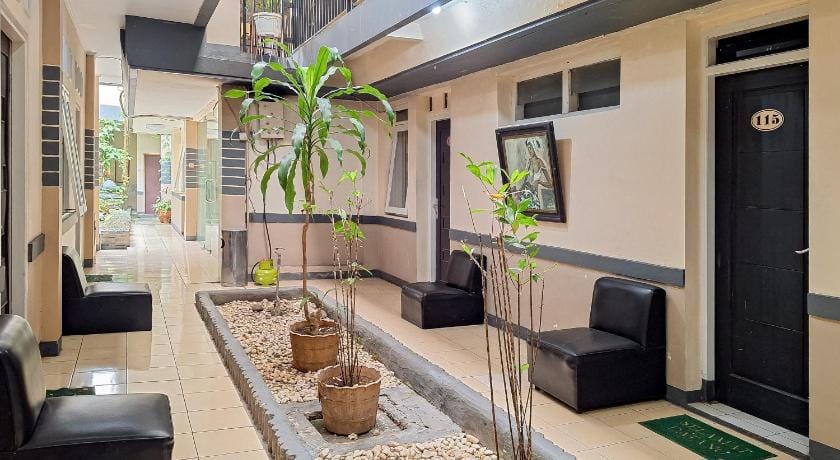 Naratas Hotel Cisarua Puncak Mitra RedDoorz Hotel in Cisarua