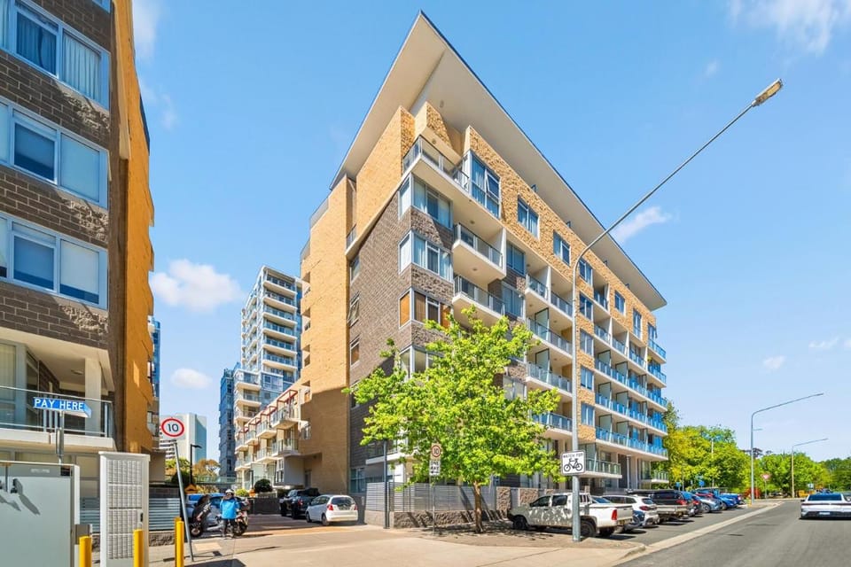 Spacious Apartment with Gym & Pool Access Apartment in Canberra
