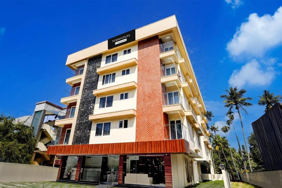 Super Townhouse Oak Cochin International Airport Hotel in Kochi