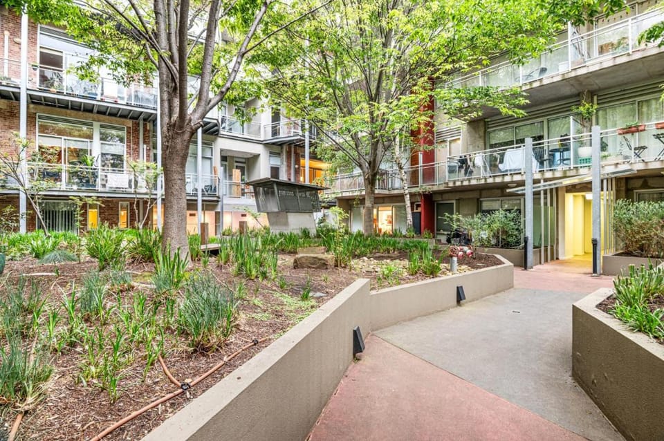 Peaceful 2-Bed Apartment with Gym & Pool Apartment in Melbourne