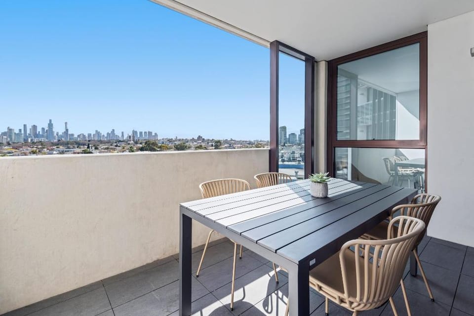 Elegant 2-Bed Apartment With Expansive City Views Apartment in Melbourne