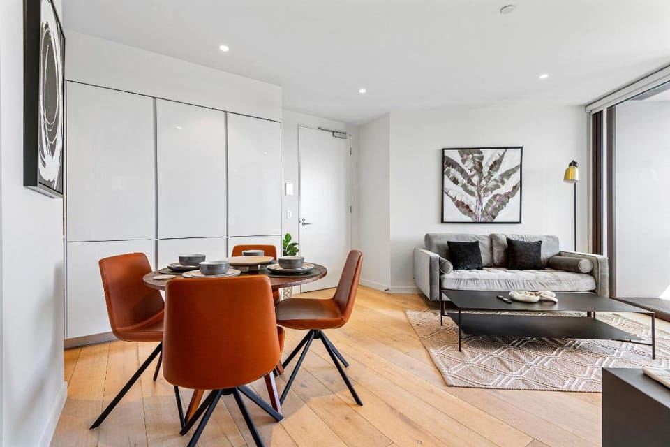 Elegant 2-Bed Apartment With Expansive City Views Apartment in Melbourne