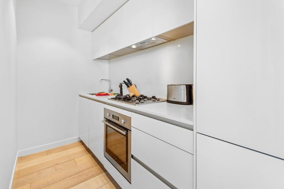 Elegant 2-Bed Apartment With Expansive City Views Apartment in Melbourne