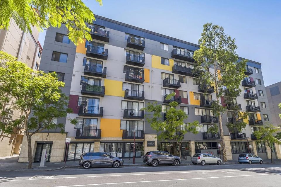Central East Perth Flat with Pool & Gym Access Apartment in Perth