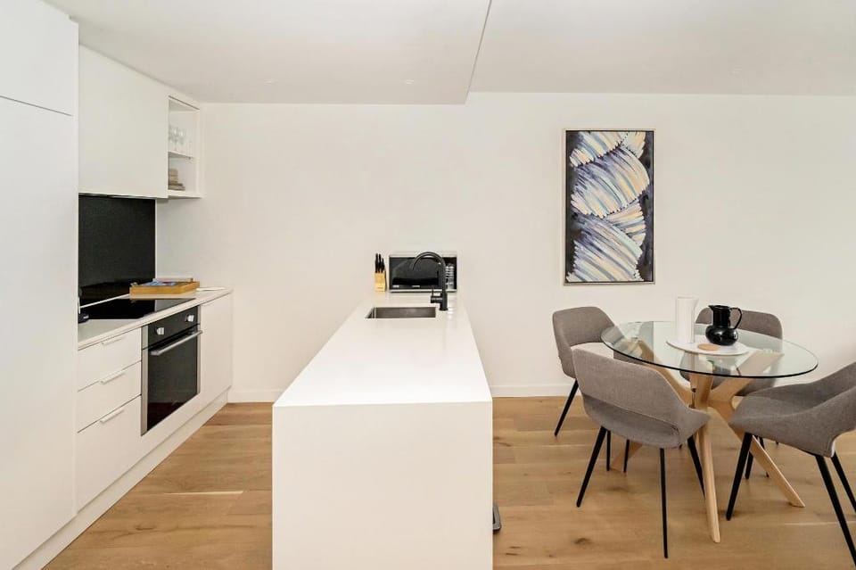 Idyllic 1-Bed Near Popular Shopping Streets Apartment in Melbourne