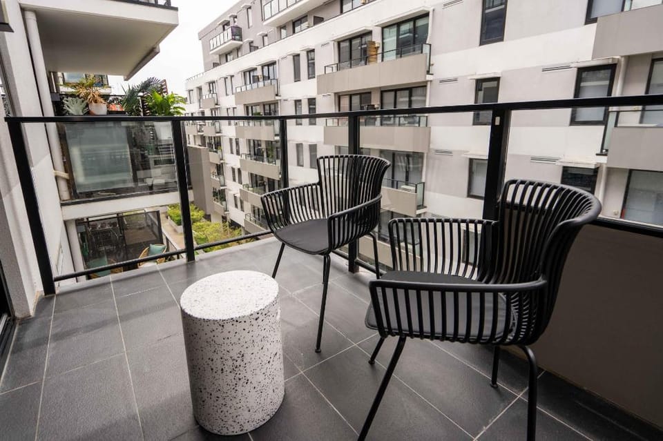 Idyllic 1-Bed Near Popular Shopping Streets Apartment in Melbourne