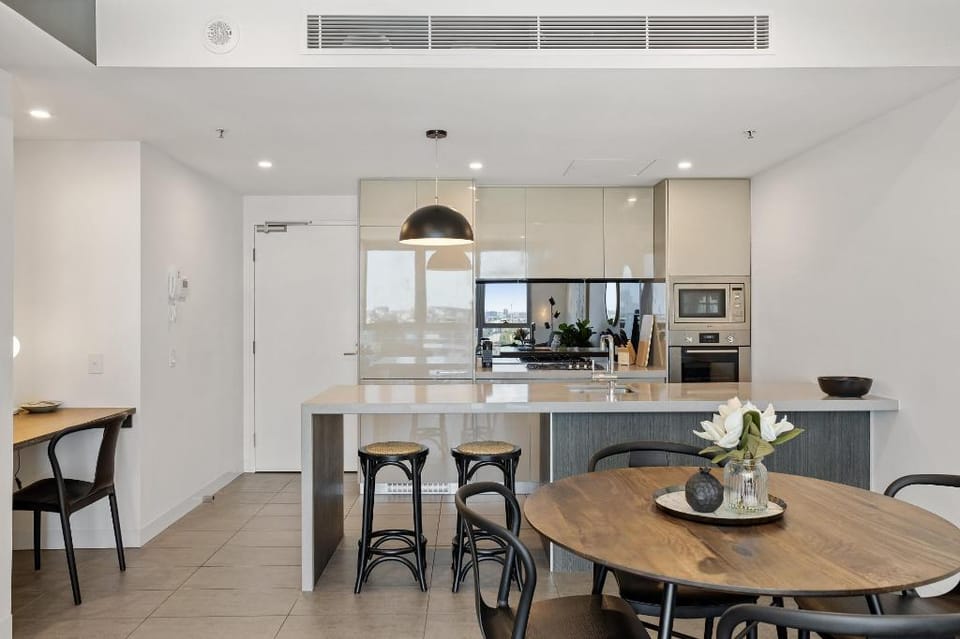 Executive 2-Bed with Stadium View, Great Amenities Apartment in Brisbane City