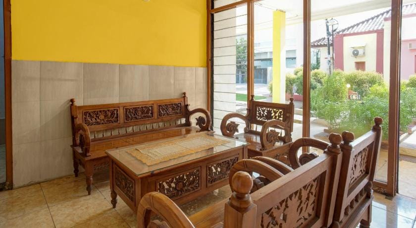 OYO 94908 Demang Kostel Hotel in Indonesia
