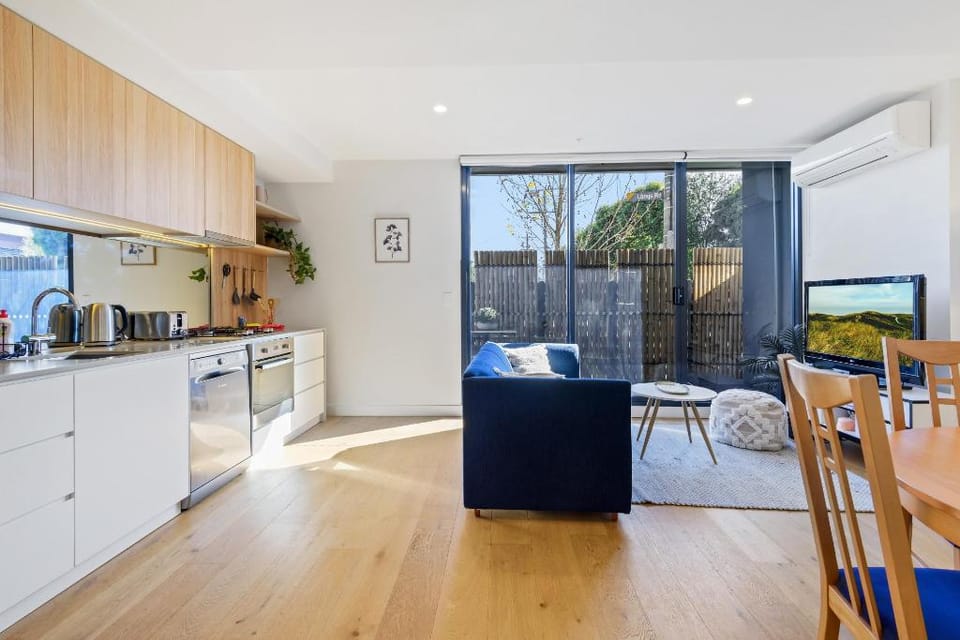 Cosy 1-Bed with Private Balcony By Showgrounds Apartment in Melbourne