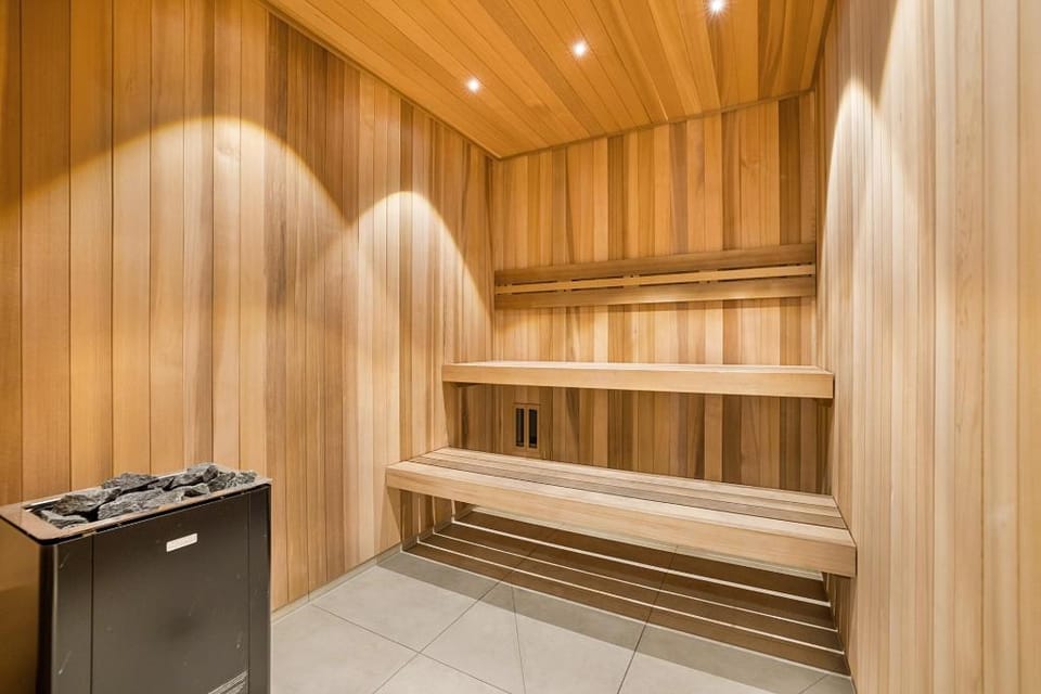 Stay Near Botanic Garden with Gym, Sauna & Parking Apartment in Melbourne