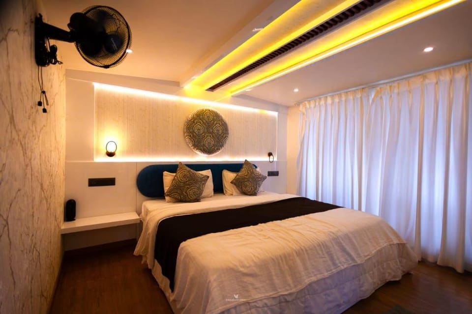 Whispering Waters Houseboat Hotel in Alappuzha