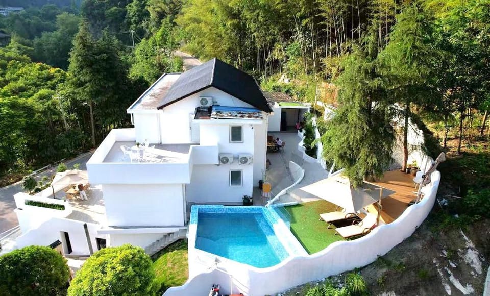 Wake Up in Mountain, Aside National Park entrance Hotel in Hubei