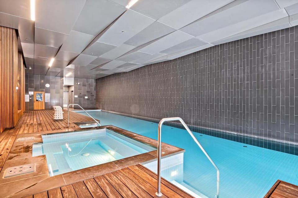 Bright 2-Bed Retreat with Pool, Gym & Sauna Access Apartment in Melbourne