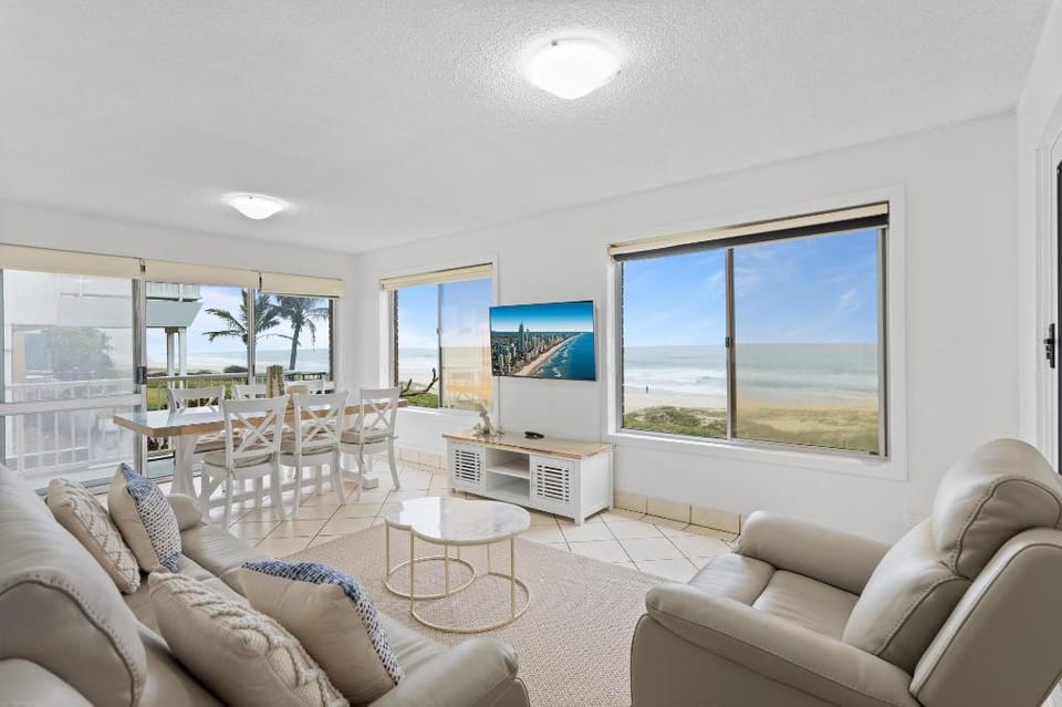 Wake to Waves in Spacious 3-Bed Beachfront Unit Apartment in Surfers Paradise
