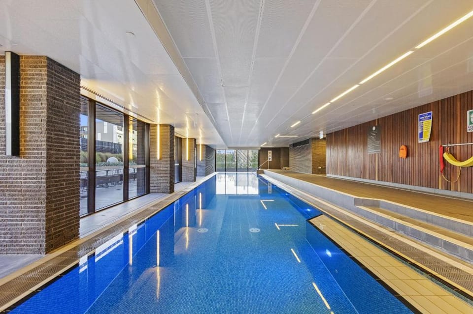 Chic 1-Bed with Balcony Views and Amenities Apartment in Melbourne