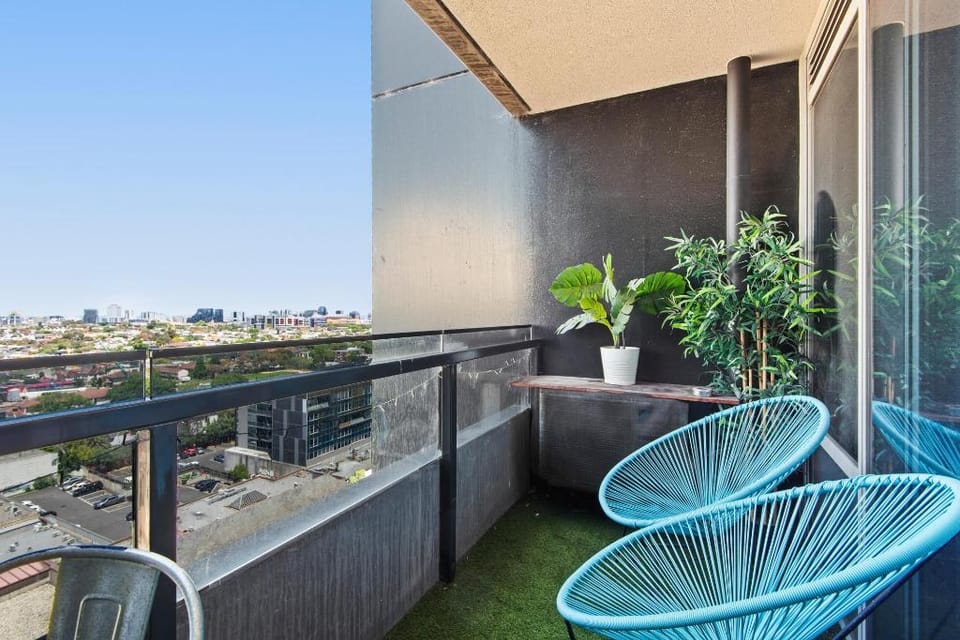 Chic 1-Bed with Balcony Views and Amenities Apartment in Melbourne