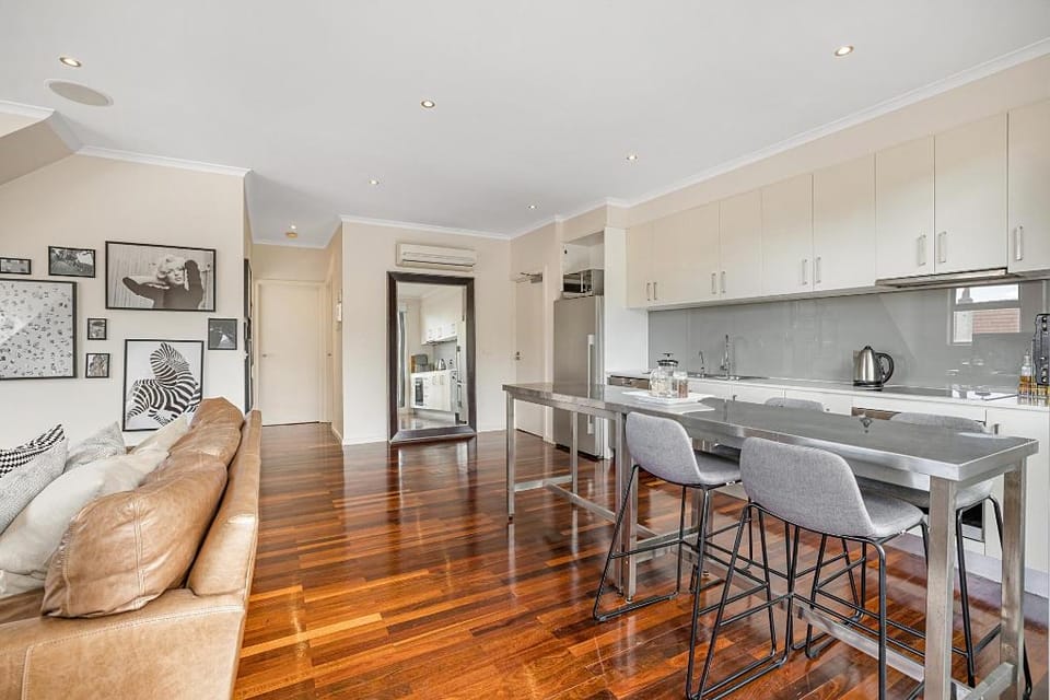 Stunning 2-Bed Unit with BBQ Patio near Dining Apartment in Melbourne