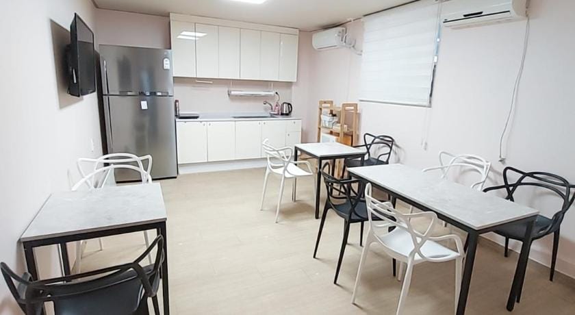 Funwave Guest House Haeundae Bed and Breakfast in Busan