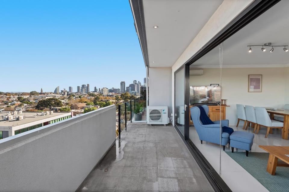 Split-Level 2BR with City-View and Separate Study Apartment in Melbourne