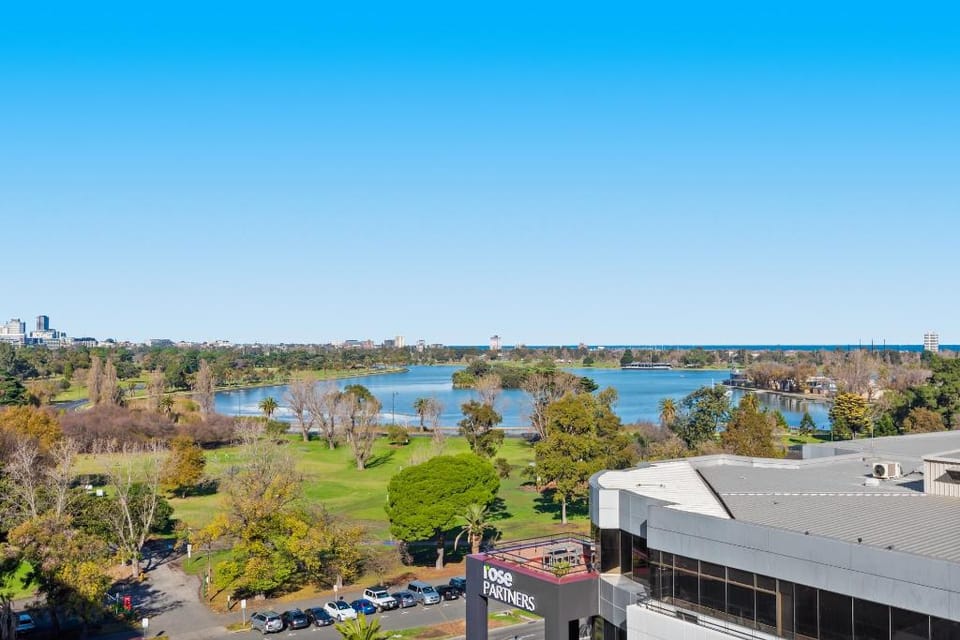 Split-Level 2BR with City-View and Separate Study Apartment in Melbourne
