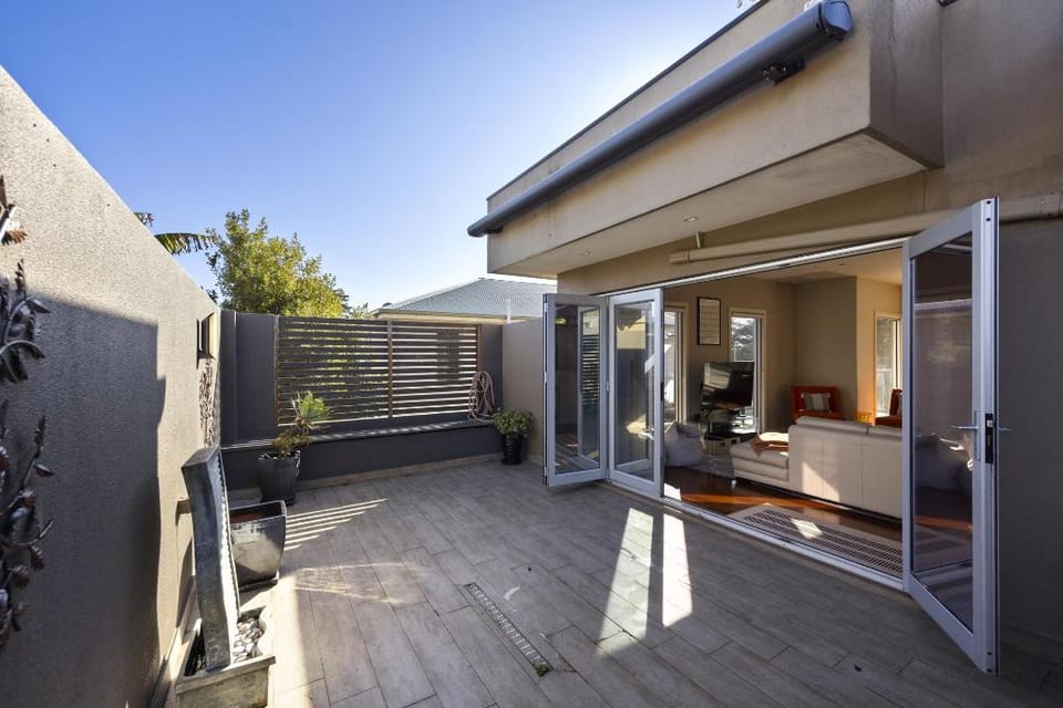 Spacious 3-Bed Townhouse Near Dromana Beach Apartment in Rosebud