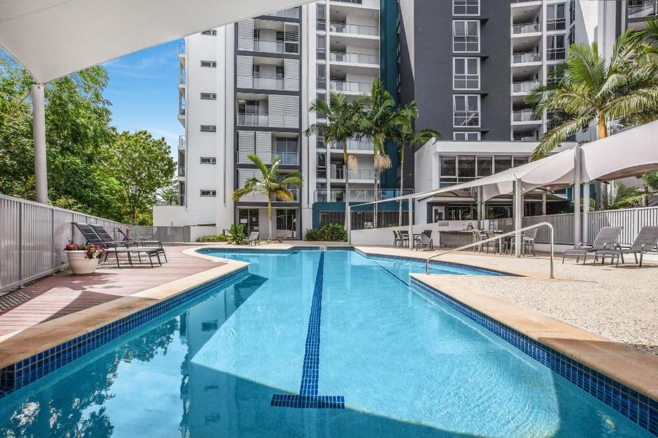 Lakeside Family Oasis with Pool, Gym and Balcony Apartment in Surfers Paradise