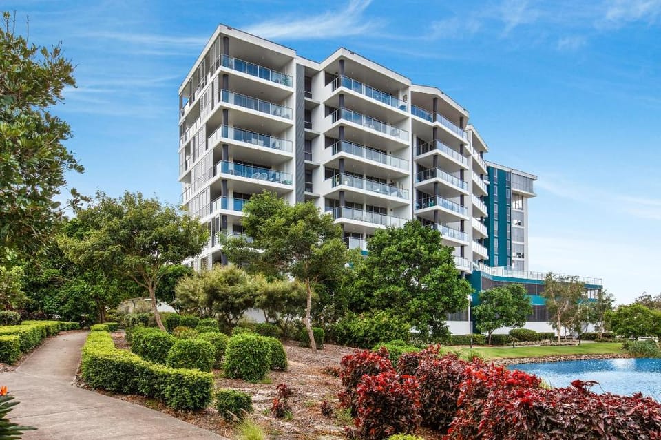 Lakeside Family Oasis with Pool, Gym and Balcony Apartment in Surfers Paradise