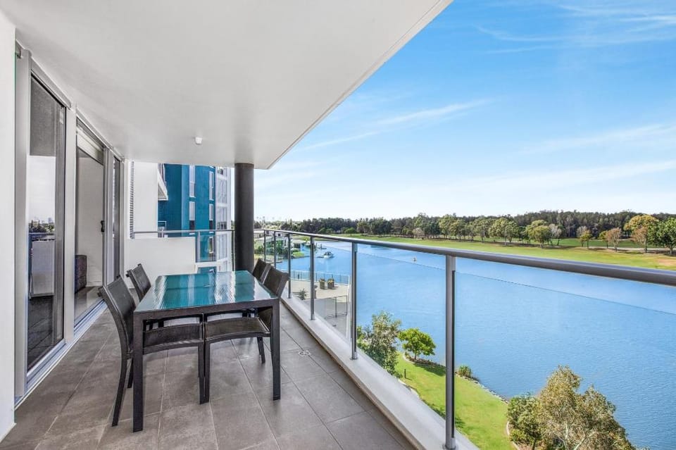 Lakeside Family Oasis with Pool, Gym and Balcony Apartment in Surfers Paradise
