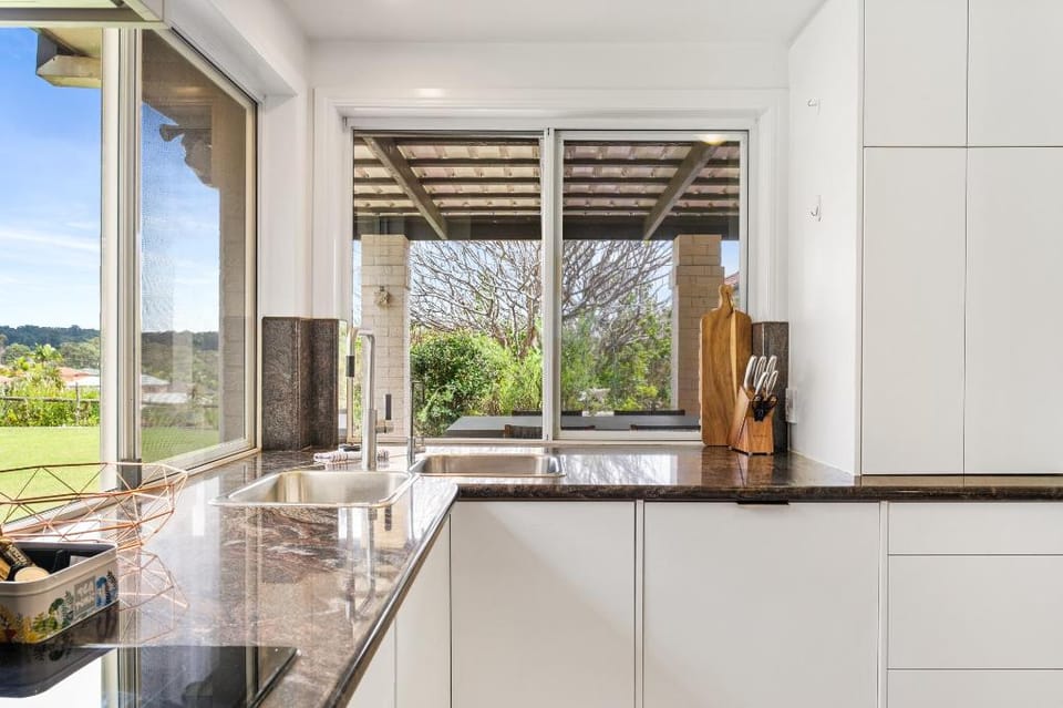 Peaceful Family Home: 4-Bed, Pool, Alfresco Dining Apartment in Brisbane City