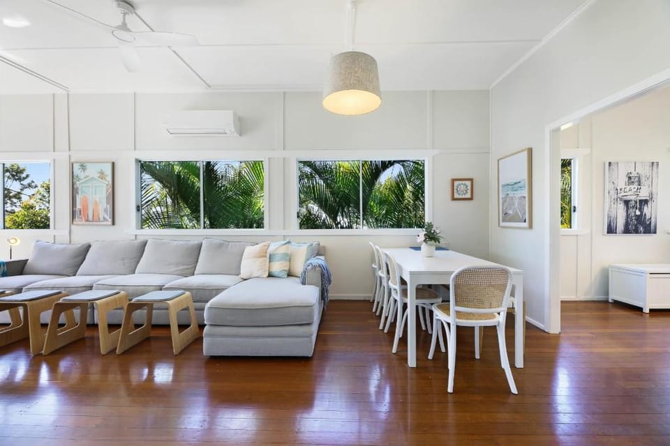 2-Bed Beach House in Burleigh Heads Amidst Nature Apartment in Surfers Paradise
