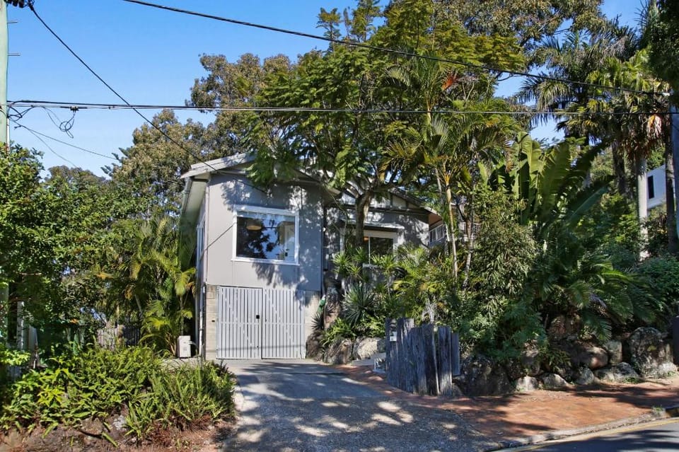 2-Bed Beach House in Burleigh Heads Amidst Nature Apartment in Surfers Paradise