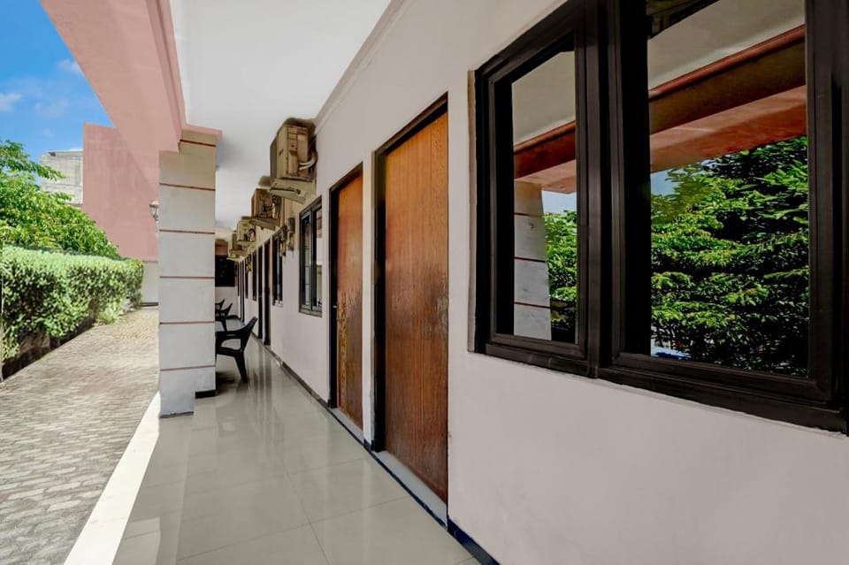OYO 94899 Homestay Syariah Near UPN Hotel in Surabaya