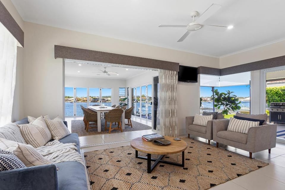 Amazing Canal House with Private Jetty, Gym & Pool Apartment in Buderim