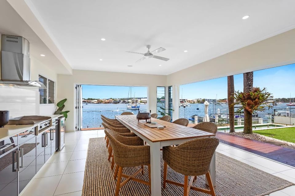Amazing Canal House with Private Jetty, Gym & Pool Apartment in Buderim