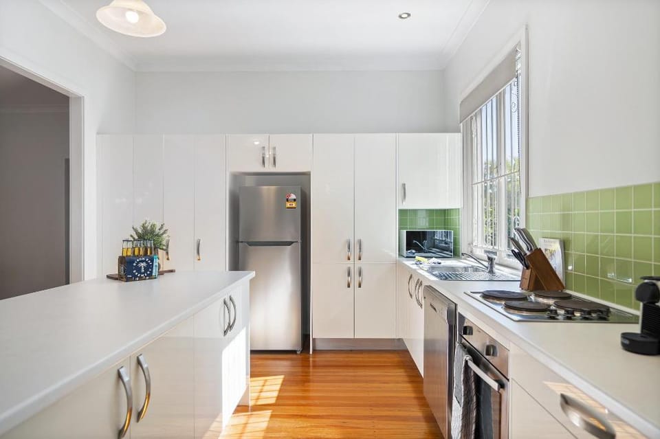 Bright 3-Bed with Garden by Banks Street Reserve Apartment in Brisbane City