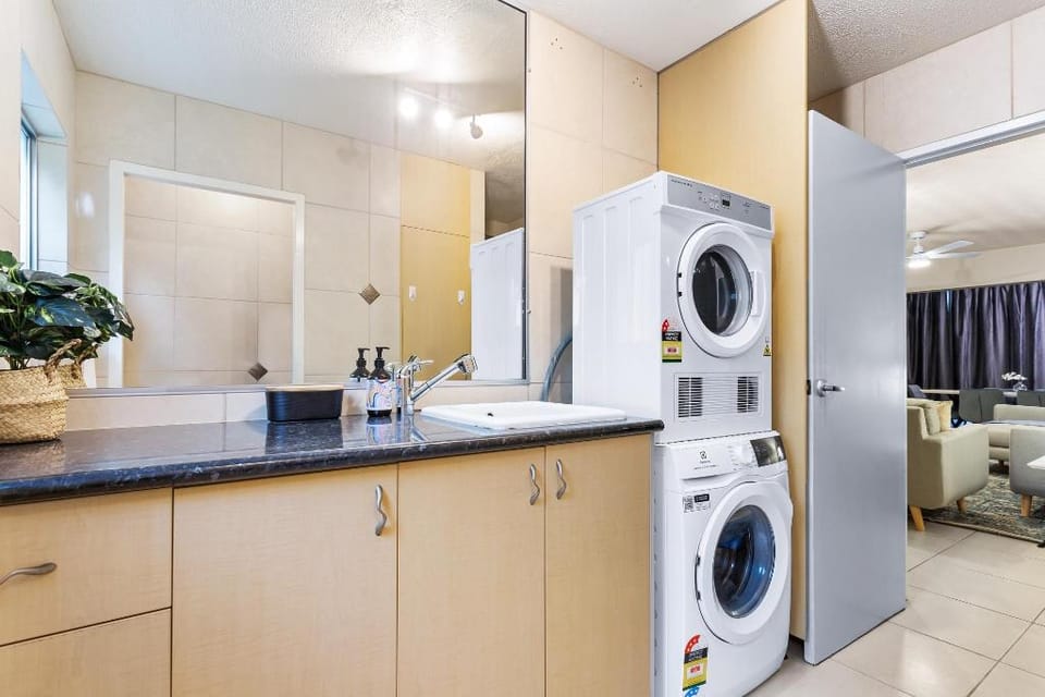 Family-Friendly Stay Walk to Beach & Parks Apartment in Buderim