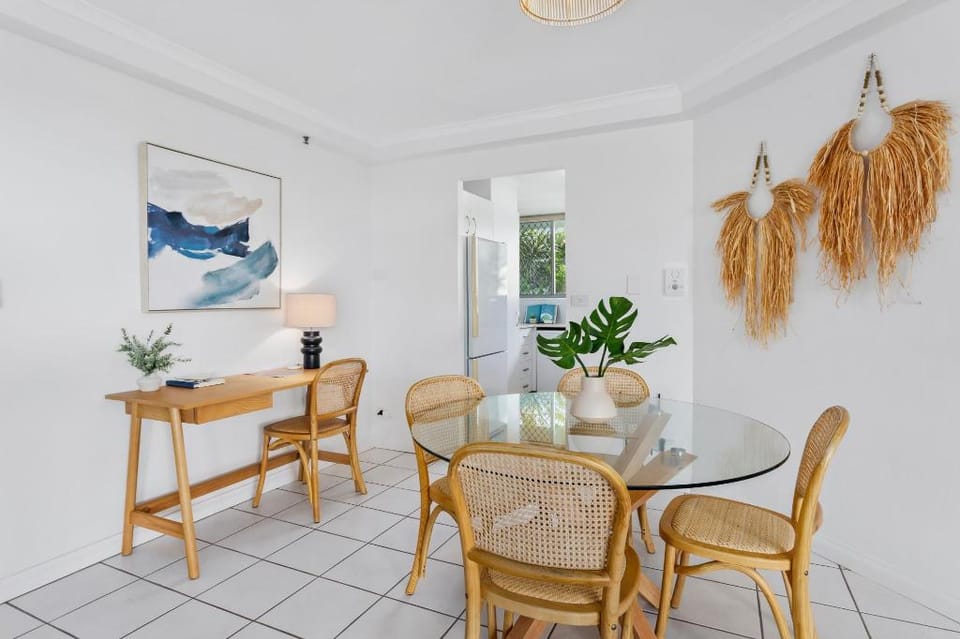 Beachfront 2-Bed with Pool, BBQ & Tennis Court Apartment in Surfers Paradise