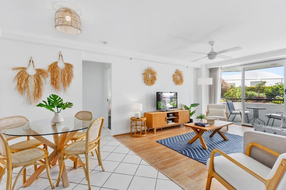 Beachfront 2-Bed with Pool, BBQ & Tennis Court Apartment in Surfers Paradise