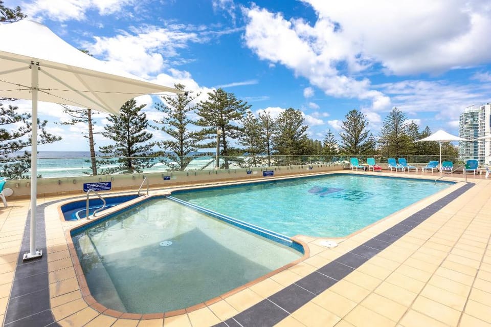 Beachfront 2-Bed with Pool, BBQ & Tennis Court Apartment in Surfers Paradise