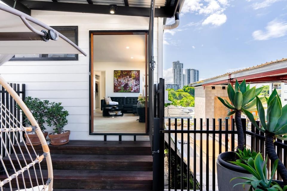 Sophisticated 2-Bed Home With Alfresco Dining Apartment in Brisbane City