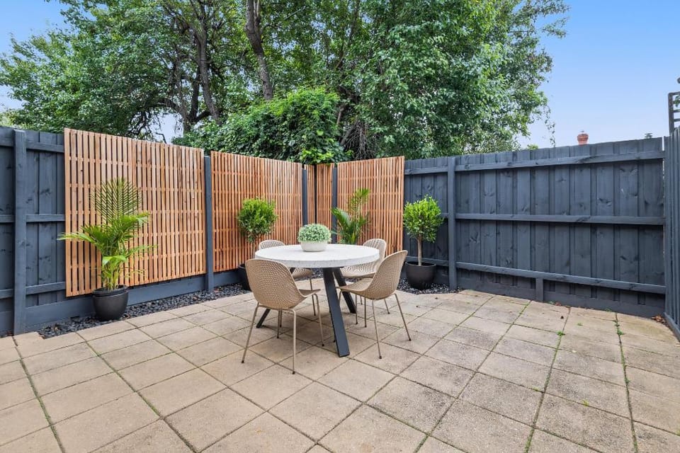 Sleek 2-Bed Terrace near Local Park Apartment in Melbourne