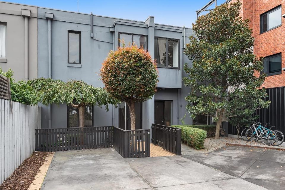 Sleek 2-Bed Terrace near Local Park Apartment in Melbourne