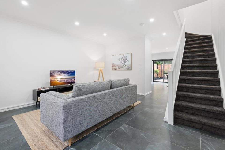 Sleek 2-Bed Terrace near Local Park Apartment in Melbourne
