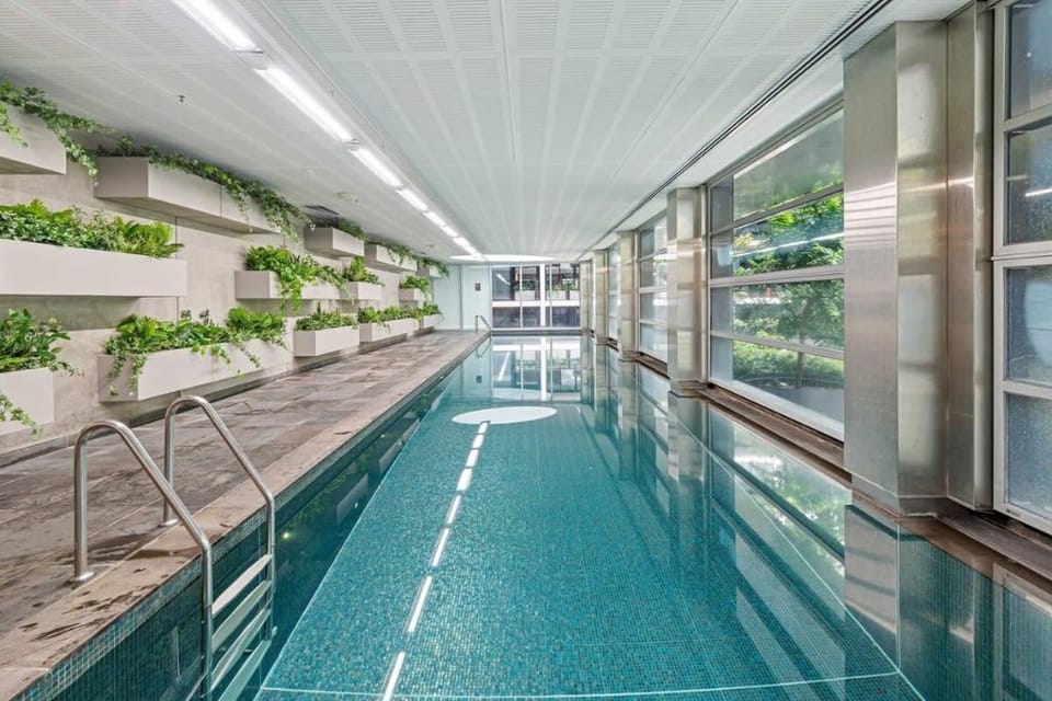 Eclectic 1-Bed Apartment with Pool and Gym Apartment in Melbourne