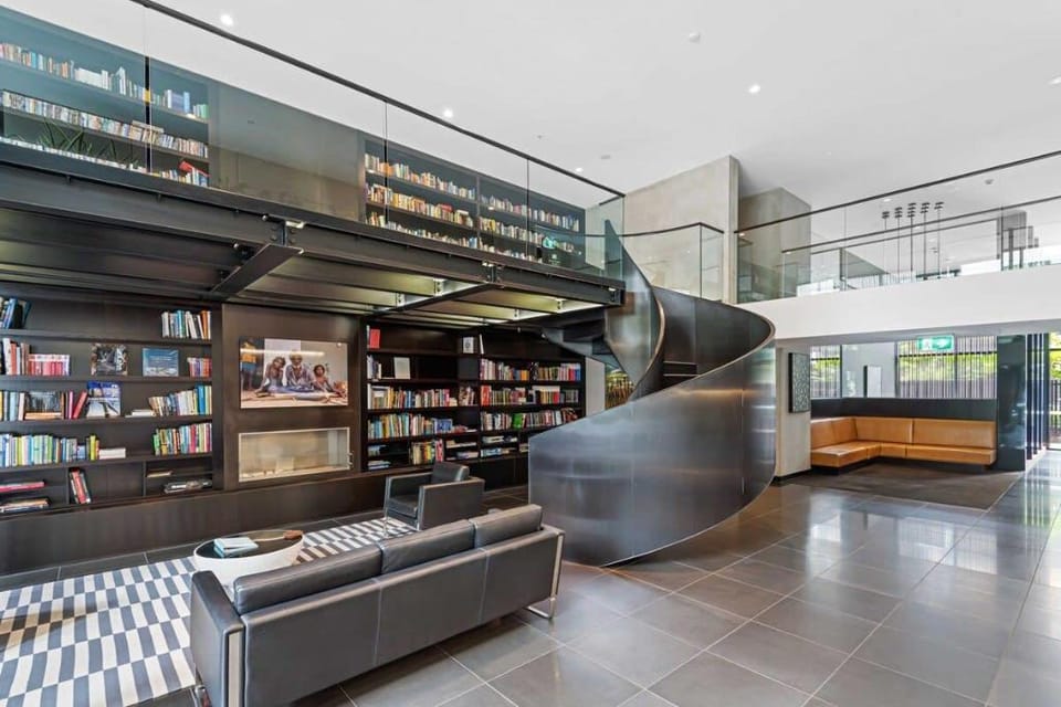 Eclectic 1-Bed Apartment with Pool and Gym Apartment in Melbourne
